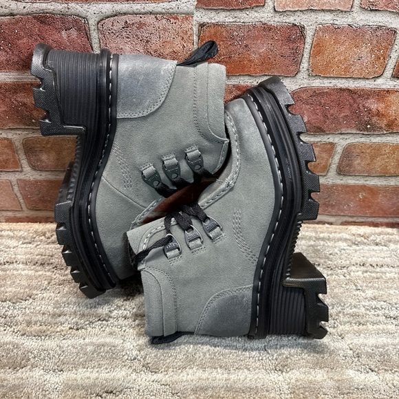 Dr. Martens Corran 3I 3-Eye Suede Heeled Boots Women’s Size 7 Grey Wednesday NEW - Picture 6 of 15
